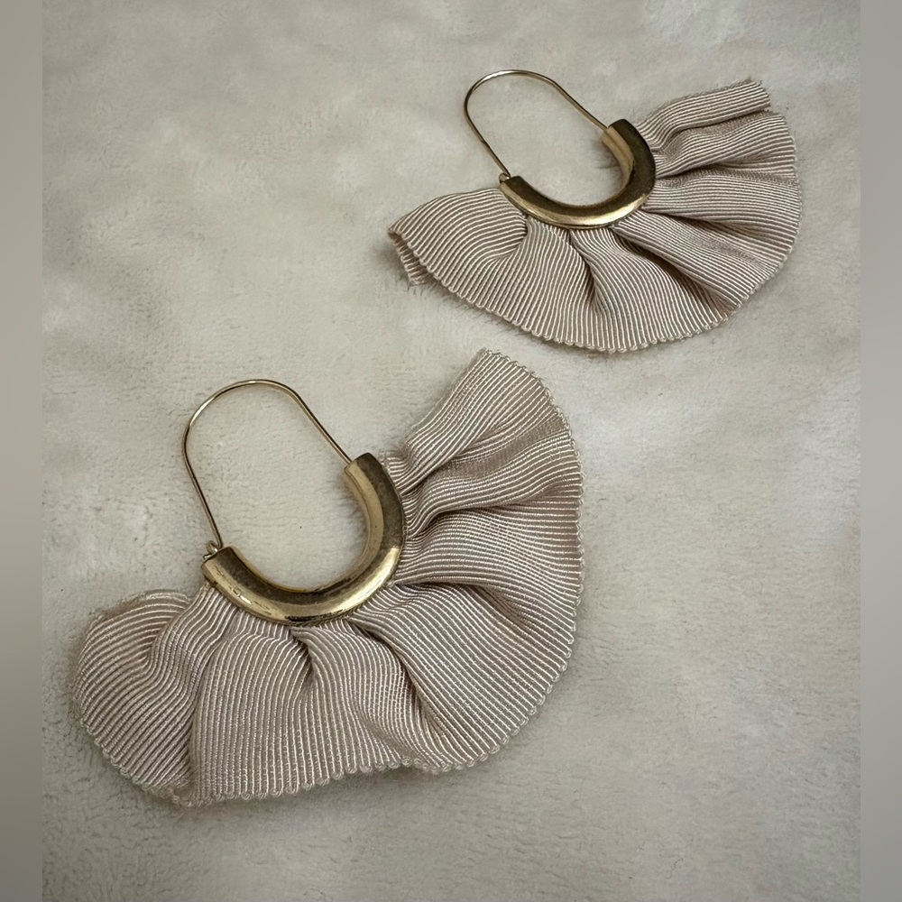 Express Earrings. - Picture 3 of 3
